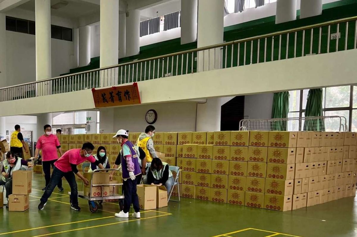 ▲新竹縣4個公益團體出動80幾名志工，打包1500個福箱要分送給弱勢家庭。（圖／現場志工提供）