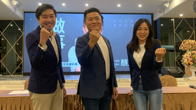 ▲張禹宣(左一)除擔任發言人,也是顏寬恒在立委補選期間的重要文膽。(資料畫面/記者顏幸如攝,2022.01.13)