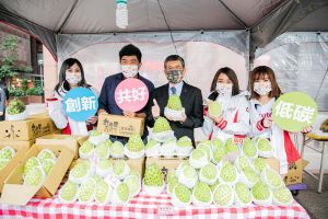 業配 ▲新光人壽總經理黃敏義(中)、新光小農召集人李俊儀(左二)與樂天女孩共同力挺台灣鳳梨釋迦,歡迎民眾踴躍購買。(圖/品牌提通)