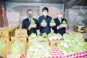 業配 ▲新壽以行動支持台灣農業,採購鳳梨釋迦4000斤,分送員工、保戶、社區關懷對象以及弱勢團體享用。(右起新光人壽董事長潘柏錚、新光小農召集人李俊儀、新光人壽總經理黃敏義。)。(圖/品牌提供)