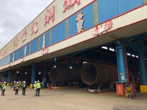 謝金河 ▲財訊傳媒董事長謝金河日前到往桃園觀音世紀鋼施工現場,了解離岸風力發電的進度。(圖/取自謝金河臉書)