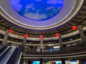 遠百竹北店藝術造景 ▲遠百竹北店為新竹縣第一家百貨商場,在規劃時即以新竹縣最大族群客家為百貨商場特色,建築以客家建築圓樓為造型。(圖/遠百竹北店提供)