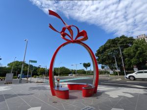 遠百竹北店藝術造景 ▲遠百竹北店公共藝術作品特別融入在地人文風貌,並舉辦一系列開幕活動,邀請民眾一同起體驗藝術,圖為陳宏誠《風采桐漾 富竹滿溢》。(圖/遠百竹北店提供)