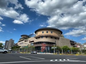 遠百竹北店外觀及公共藝術造景 ▲遠百竹北店今天開始試營運,並將於1/20正式開幕。(圖/遠百竹北店提供)