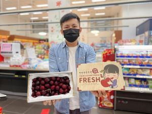 ▲萊爾富疫情期間推出華盛頓西北櫻桃禮盒,針對LINE群組好友限定享每盒優惠價499元,因此熱銷6000盒。 ▲萊爾富疫情期間推出華盛頓西北櫻桃禮盒,針對LINE群組好友限定享每盒優惠價499元,因此熱銷6000盒。
