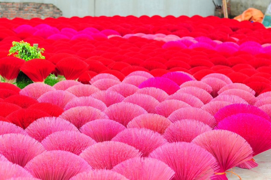 ▲在越南的許多村莊裡都能看見大批的製香工人在加緊工作，趕製線香，以應付人們祈福上香的傳統習俗。（圖／Pixabay）