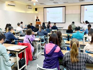 檢察官蔡佰達結合熱門時事議題及新聞實例說明企業涉貪及違反企業誠信可能涉及的刑事責任,聽者受益良多 ▲檢察官蔡佰達結合熱門時事議題及新聞實例說明企業涉貪及違反企業誠信可能涉及的刑事責任,聽者受益良多(圖/記者張振興攝,2022,01,14)