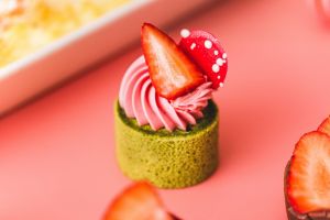 ▲「抹茶草莓蛋糕」,是選用天然抹茶粉製成蛋糕體,搭配草莓香緹和新鮮草莓,酸中帶甜的好滋味,令人無法忘懷。(圖/業者提供) ▲「抹茶草莓蛋糕」,是選用天然抹茶粉製成蛋糕體,搭配草莓香緹和新鮮草莓,酸中帶甜的好滋味,令人無法忘懷。(圖/業者提供)