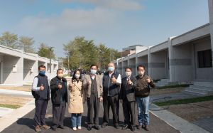原民會主委訪台中聚落新家園 為族人即將喬遷獻上祝福 ▲原民會主委夷將.拔路兒,今日親自前往臺中市霧峰區花東新村訪視進度,並為即將遷入獻上祝福。(圖/台中原民會提供)