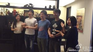 王力宏 ▲王力宏為助理慶生時,李靚蕾(左)也在一旁祝賀,氣氛相當熱絡。(圖/翻攝王力宏微博)