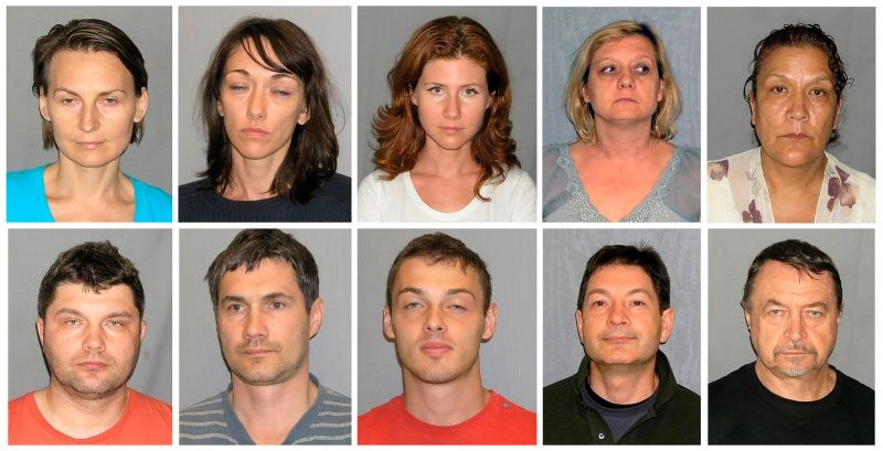 ▲2010年6月，安娜查普曼（上排左起3）與其他9人被間諜罪名逮捕。（圖／美聯社／達志影像）