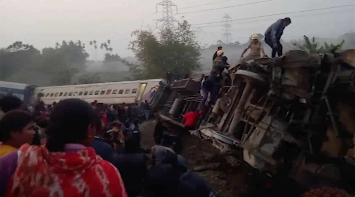 ▲印度一輛編號15633列車在西孟加拉省（West Bengal）雅北古利鎮（Jalpaiguri）發生脫軌事故。（圖／美聯社／達志影像）