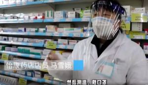 ▲▼西安的馬雪娥同時是藥店店員和水果攤老闆。(圖/翻攝自微博) ▲▼西安的馬雪娥同時是藥店店員和水果攤老闆。(圖/翻攝自微博)