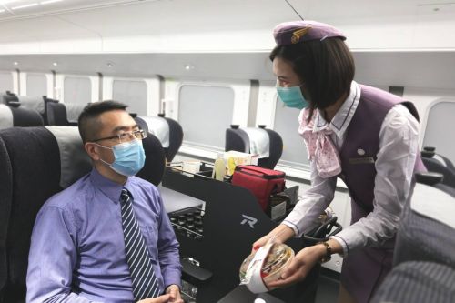 ▲騰雲座艙類似商務車廂，車內提供更寬敞座位、免費精緻餐飲及專人服務，為了維護乘客權益，騰雲座艙不開放持無座位車票民眾進入站立，亦不得憑TR-PASS、Joint-Pass雙鐵周遊券搭乘。（圖／台鐵提供）