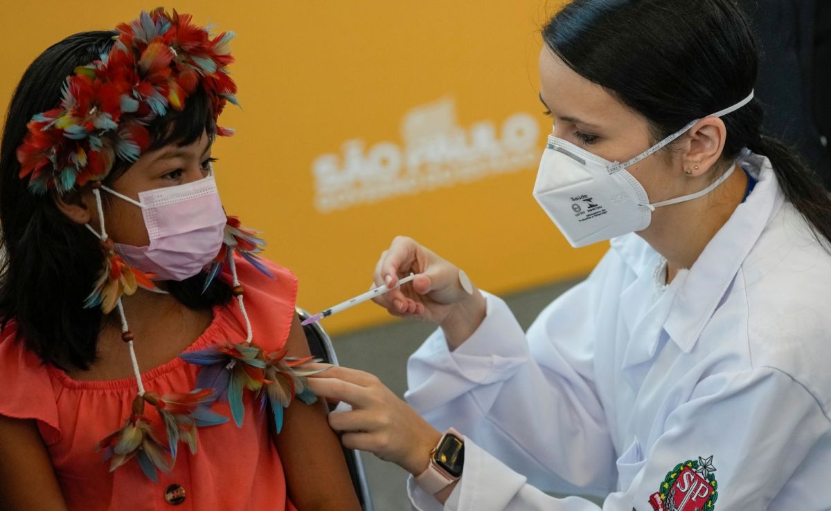 巴西兒童開打COVID-19疫苗　8歲原住民率先接種

