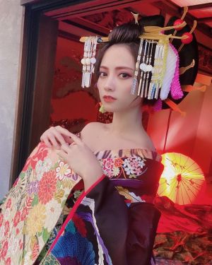 ▲桃月梨子變身最性感花魁。(圖/桃月梨子IG) ▲桃月梨子變身最性感花魁。(圖/桃月梨子IG)