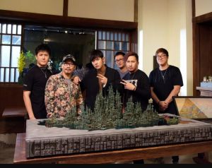 方文山 ▲方文山(左二)跨足藝術圈,將寫詞創作製作成立體藝術品。(圖/翻攝方文山FB)