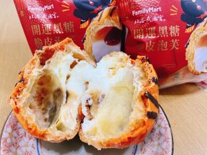 ▲全家與全台最大財神廟武德宮跨界聯名,推出吉祥開運鮮食。(圖/業者提供) ▲全家與全台最大財神廟武德宮跨界聯名,推出吉祥開運鮮食與甜點,圖為「開運黑糖脆皮泡芙」。(圖/業者提供)
