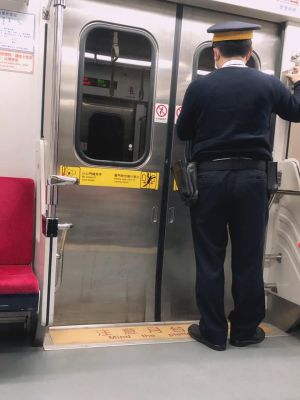 原PO曬出列車長帥氣的背影。(圖/翻攝爆廢公社公開版臉書) ▲原PO曬出列車長帥氣的背影。(圖/翻攝爆廢公社公開版臉書)