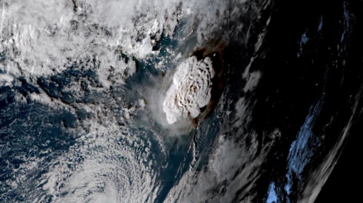 東加海底火山再度爆發　監測中心：觀測到大浪
