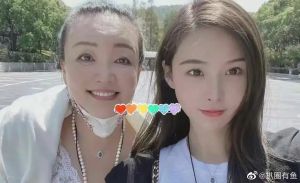 張穎穎 ▲張穎穎(右)被抓包和張蘭合影、和汪小菲戴情侶項鍊。(圖/翻攝微博)