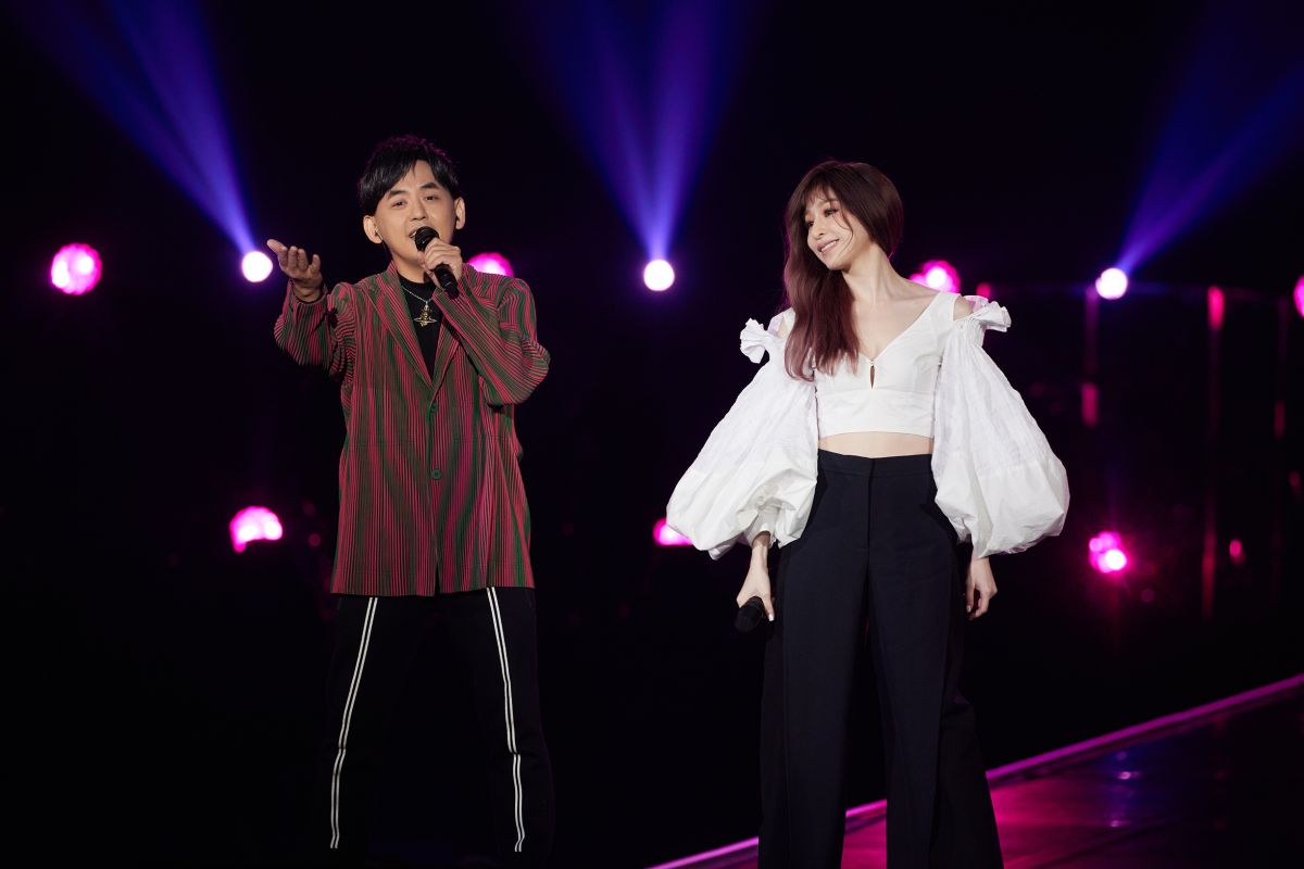 ▲王心凌(右)高雄場演唱會嘉賓,請來黃子佼助陣,2人幫歌迷求婚成功。(圖/天晴娛樂提供)