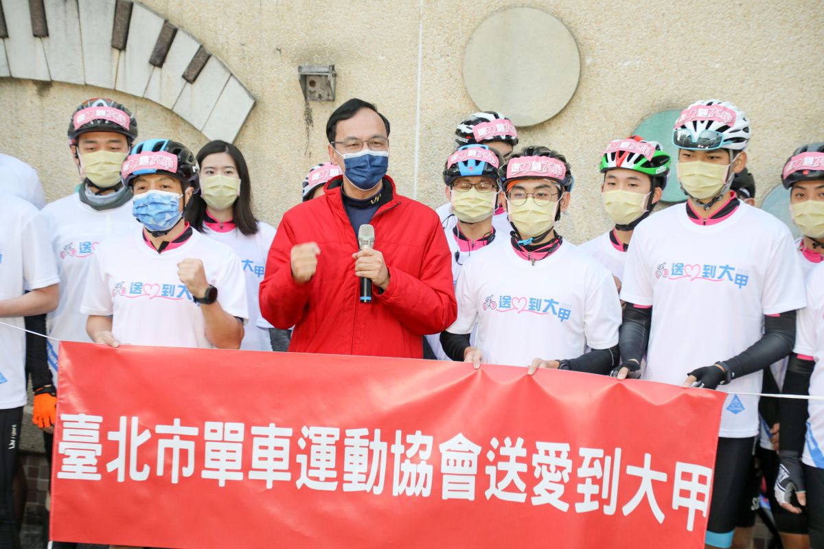 ▲朱立倫出席臺北市單車運動協會「送愛到大甲」公益活動。（圖／文傳會提供）