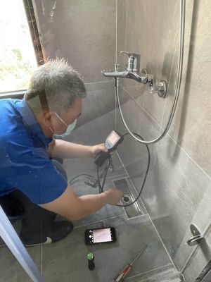 ▲驗屋機構檢測浴室排水管，如果水泥堵塞不順暢，容易造成積水。（圖／精實文創提供）