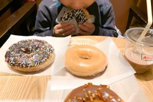 ▲日本一名爸爸表示兒子在新年許願想要「吃100個甜甜圈」！（圖／Twitter帳號trialanderror50）