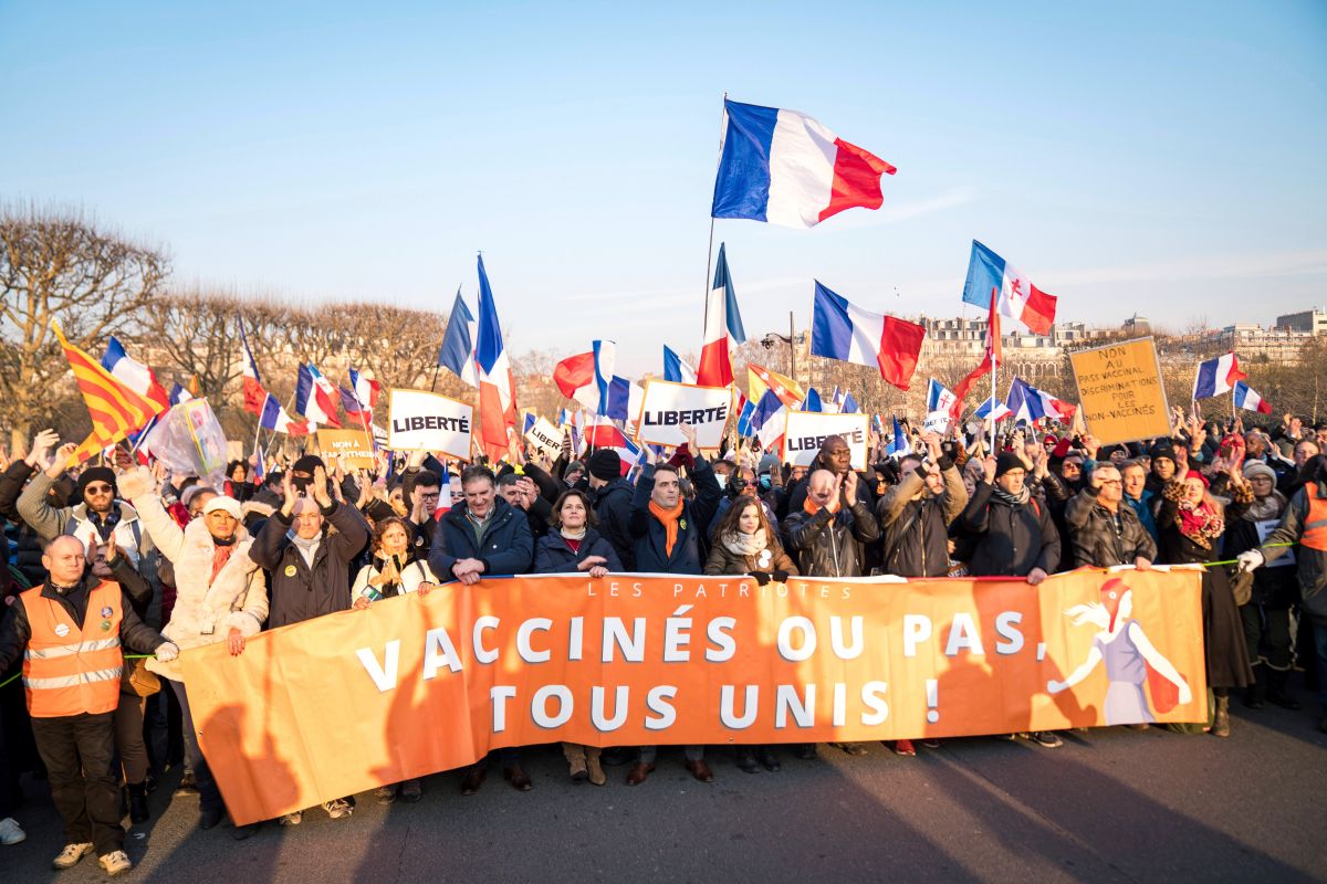 ▲法國國會推行疫苗通行證政策，不少反對民眾現身示威遊行高喊「對疫苗說不」或「釋放喬科維奇」。 （圖／美聯社／達志影像）