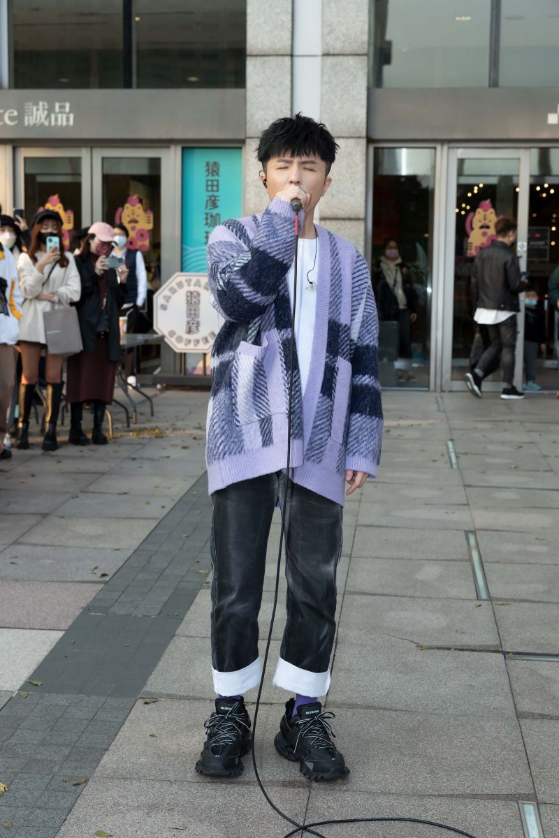 小宇遭野生捕獲 來者不拒滿足粉絲 | 姊妹淘話題 | 娛樂 | NOWnews今日新聞