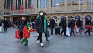 ▲北京火車站前的旅客。（圖／美聯社／達志影像）