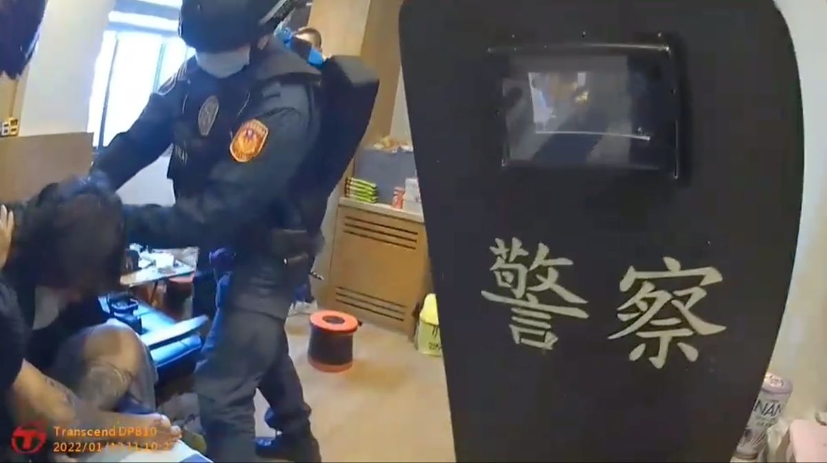 ▲台南市刑警大隊跨區攻堅逮人，將重大毒品通緝犯43歲潘男逮捕到案。（圖／翻攝畫面）