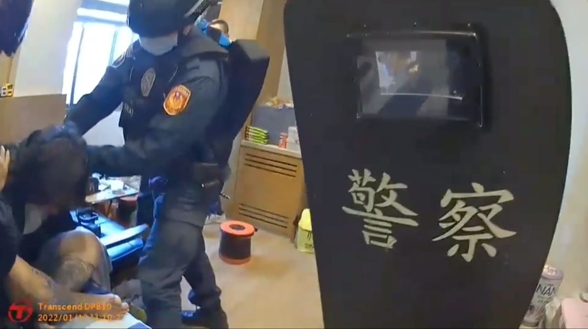 ▲台南市刑警大隊跨區攻堅逮人,將重大毒品通緝犯43歲潘男逮捕到案。(圖/翻攝畫面)