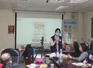 移民署發言人向新住民宣導如何防止非洲豬瘟。(圖/移民署提供) ▲移民署發言人向新住民宣導如何防止非洲豬瘟。(圖/移民署提供)