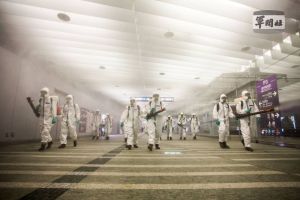 ▲桃機防疫人員染疫曾至北車,33化兵群化學兵出動至北車周邊消毒。(圖/軍聞社提供) ▲桃機防疫人員染疫曾至北車,33化兵群化學兵出動至北車周邊消毒。(圖/軍聞社提供)