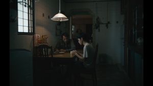 ▲《明天比昨天長久》由戴立忍與新加坡素人演員陳嘉良(右)飾演父子。(圖/飛望影像) ▲《明天比昨天長久》由戴立忍與新加坡素人演員陳嘉良(右)飾演父子。(圖/飛望影像)