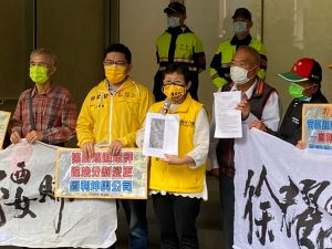 陳椒華 邱顯智 時代力量 坤輿 苗栗縣政府 廉政署 ▲時代力量立委與環團、自救會成員今日北上廉政署告發苗栗縣政府涉嫌圖利。(圖/時代力量立委陳椒華辦公室提供)