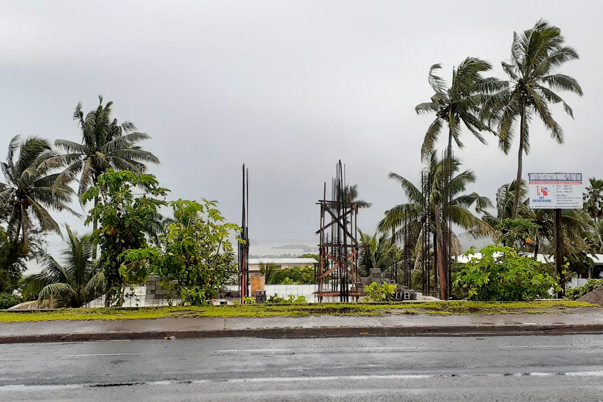 ▲受東加火山噴發影響，斐濟當局發出酸雨警報，要求民眾待在家中避免外出。（圖／美聯社／達志影像）