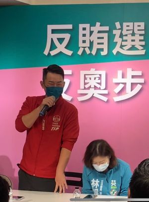 專訪/陳柏惟現象無法複製 林靜儀:政二代不是壞事 ▲陳柏惟的特殊風格吸引一票鐵粉,圖為他笑著自嘲被選民討厭才遭罷免,逗樂一旁的林靜儀。(資料畫面/記者顏幸如攝,2022.01.18)