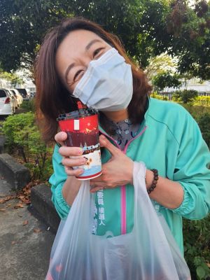 專訪/不爭強不示弱 林靜儀的勝選關鍵是她們 ▲林靜儀市場掃街行程常化身採買大隊,她手上提著一袋「戰利品」,女性選民還遞上溫熱咖啡為她打氣。(資料畫面/林靜儀臉書,2022.01.18)