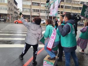 專訪/不爭強不示弱 林靜儀的勝選關鍵是她們 ▲體諒在地的特殊壓力,競選時林靜儀儘量不讓支持者在鏡頭前曝光。(資料畫面/林靜儀競選總部提供,2022.01.18)