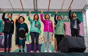 專訪/不爭強不示弱 林靜儀的勝選關鍵是她們 ▲林靜儀認為這個世代的女性不爭強不示弱,更勇敢做自己。圖為老中青女性政治人物站台相挺。(資料畫面/林靜儀競選總部提供,2022.01.18)