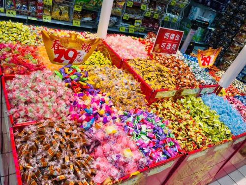 ▲過年辦年貨，最開心的環節之一就是挑零食糖果，吃甜甜好過年，牛軋糖、瓜子、開心果、魷魚絲、麻荖都是大熱門。（圖／民眾提供）