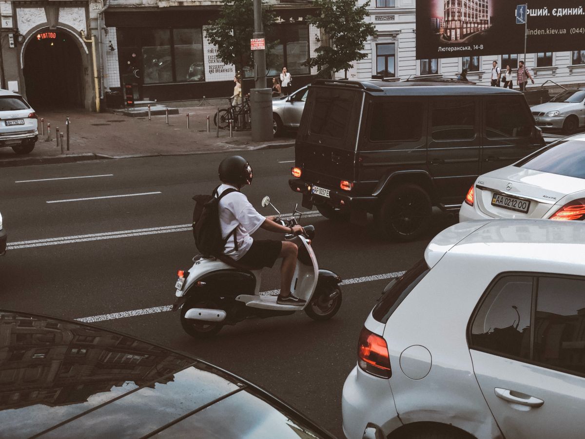 ▲機車若要裝上與原色不相符的車套,需要到監理站申請。(示意圖/取自unsplash)