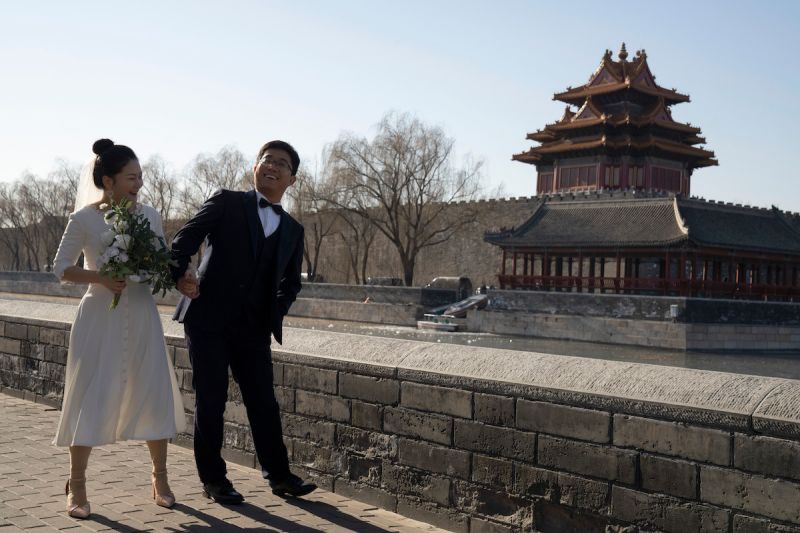 ▲中國結婚人數近年持續減少，初婚年齡推遲，單身群體日益擴大，數據顯示，2021年結婚登記人764.3萬對，是自2003年以來首次低於800萬對大關。2021年初婚人數只有約1157萬人，是1985年以來新低。（圖／美聯社／達志影像）