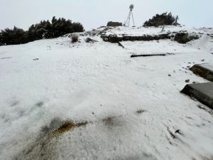 ▲玉山今（18）晨降下「雨夾雪」，山頭一片銀白。（圖／氣象局提供）