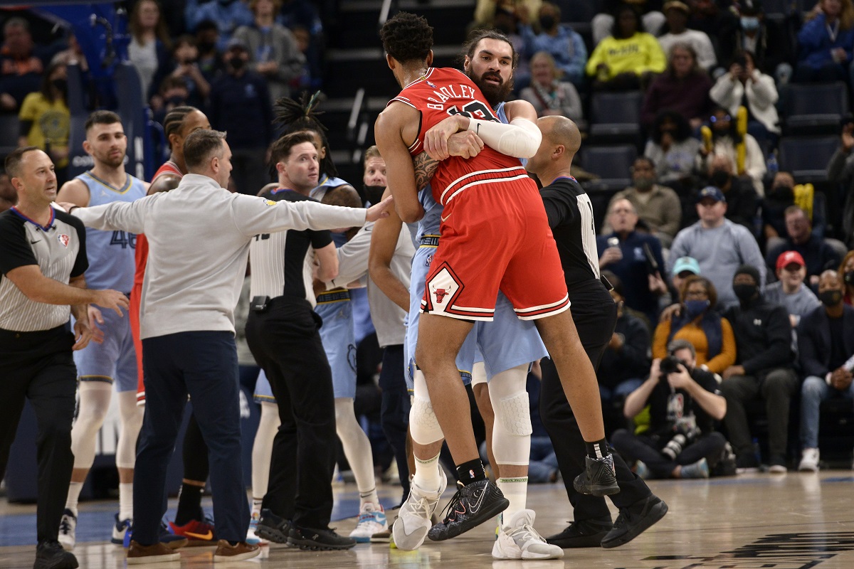 ▲Steven Adams把Tony Bradley給抱走。（圖／美聯社／達志影像）