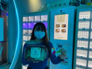 ▲萊爾富HiSTORE有4台智販機，設在台北市政府B2，消費者可節省超商在尖峰時間排隊結帳的時間。（圖／業者提供）