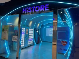 ▲萊爾富HiSTORE有4台智販機,設在台北市政府B2,消費者可節省超商在尖峰時間排隊結帳的時間。(圖/業者提供) ▲萊爾富HiSTORE有4台智販機,設在台北市政府B2,消費者可節省超商在尖峰時間排隊結帳的時間。(圖/業者提供)